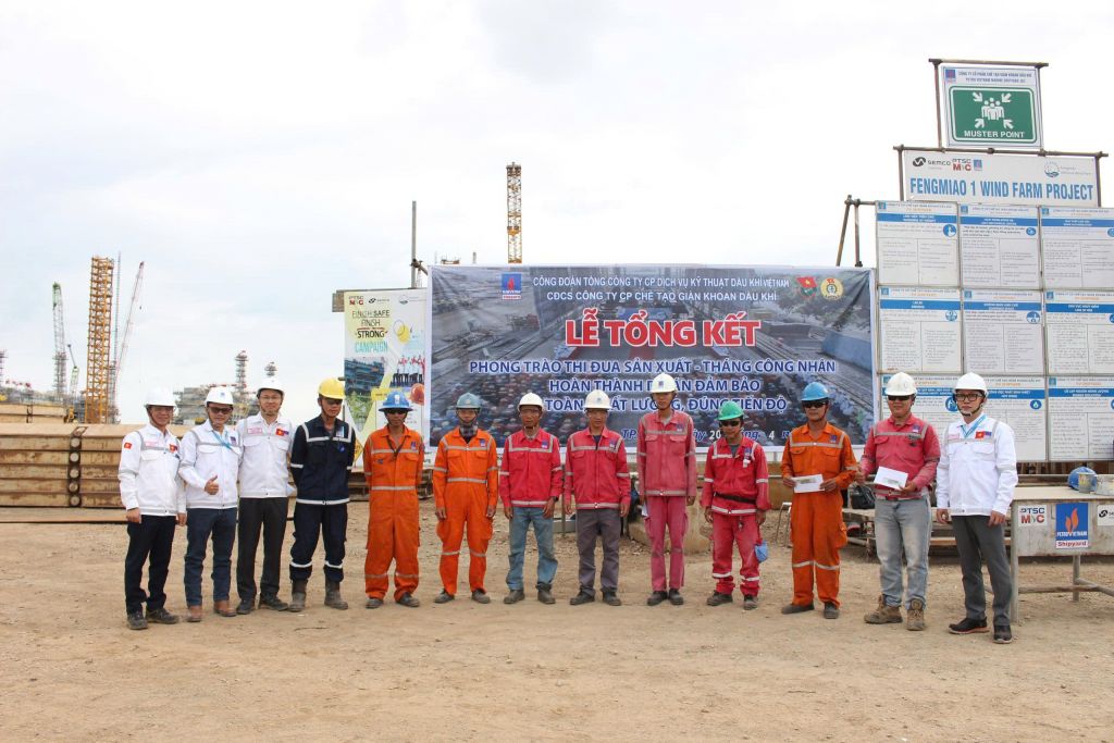 Ban lãnh đạo và Giám đốc dự án trao thưởng