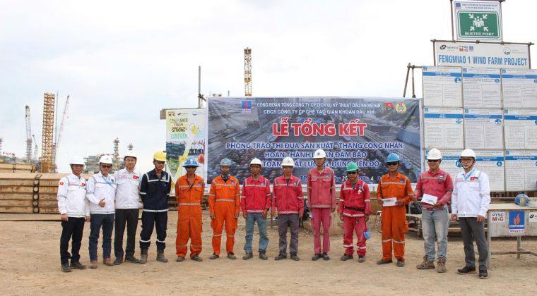 Ban lãnh đạo và Giám đốc dự án trao thưởng