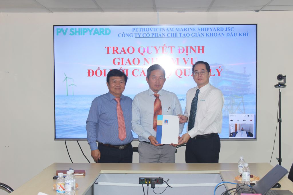 Ban Lãnh đạo PV Shipyard trao quyết định giao nhiệm vụ Trưởng phòng và tương đương cho cán bộ quản lý. Trưởng phòng QHSE