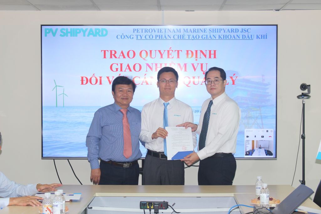 Ban Lãnh đạo PV Shipyard trao quyết định giao nhiệm vụ Trưởng phòng và tương đương cho cán bộ quản lý. Trưởng phòng T&O
