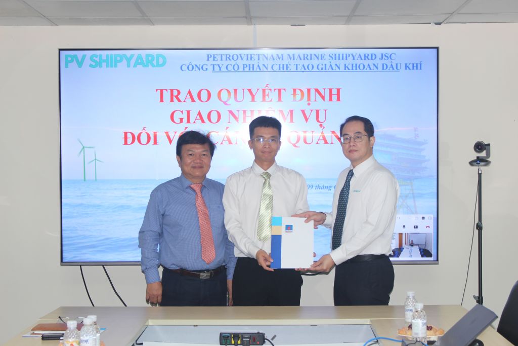 Ban Lãnh đạo PV Shipyard trao quyết định giao nhiệm vụ Trưởng phòng và tương đương cho cán bộ quản lý. Xưởng trưởng Thiết bị Tổng hợp