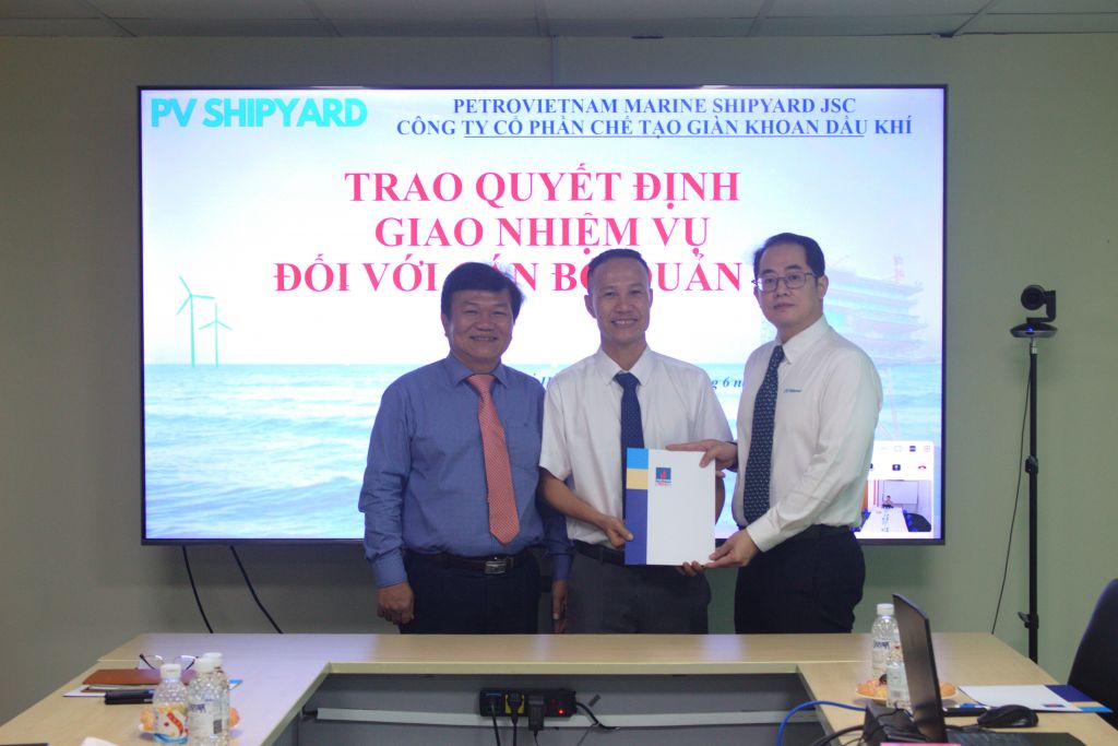 Ban Lãnh đạo PV Shipyard trao quyết định giao nhiệm vụ Trưởng phòng và tương đương cho cán bộ quản lý. Trưởng phòng ENG