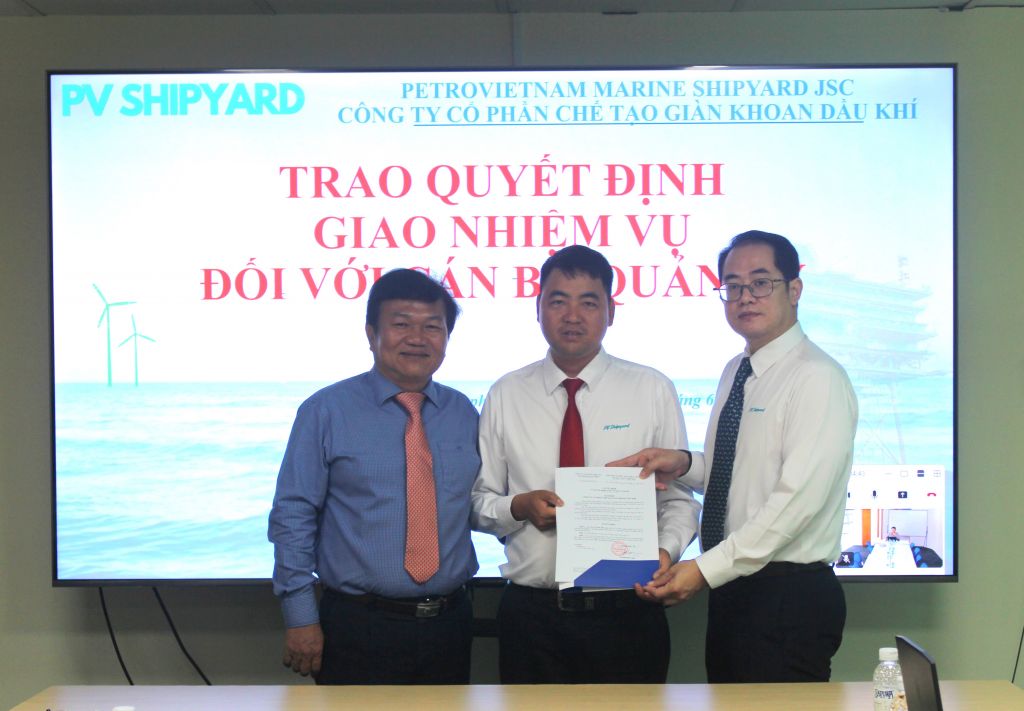Ban Lãnh đạo PV Shipyard trao quyết định giao nhiệm vụ Trưởng phòng và tương đương cho cán bộ quản lý. Vũ Văn Sơn - xưởng trưởng GSW