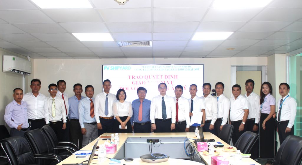Các cán bộ nhận quyết định giao nhiệm vụ quản lý cấp phòng tại PV Shipyard.