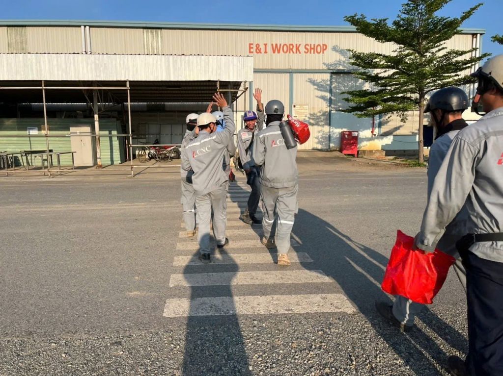 CBCNV đi bộ đúng vạch sang đường.