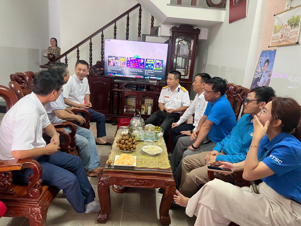 Thăm hỏi gia đình người có công với cách mạng Đoàn công tác PV Shipyard thăm hỏi gia đình ông Nguyễn Hữu Hoài nhân ngày 27 tháng 7