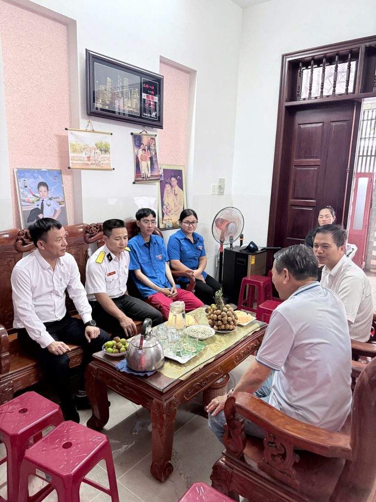 Thăm hỏi gia đình người có công với cách mạng Hoạt động thể hiện truyền thống "Uống nước nhớ nguồn" và lòng biết ơn đối với các gia đình có công với cách mạng.